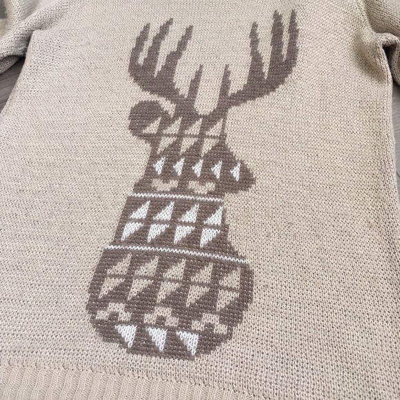 Geo Deer Sweater 🦌 - Picture 3 of 8